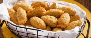 Bolinho de Arroz Crocante com Queijo e Ervas Um Petisco Versátil e Saboroso
