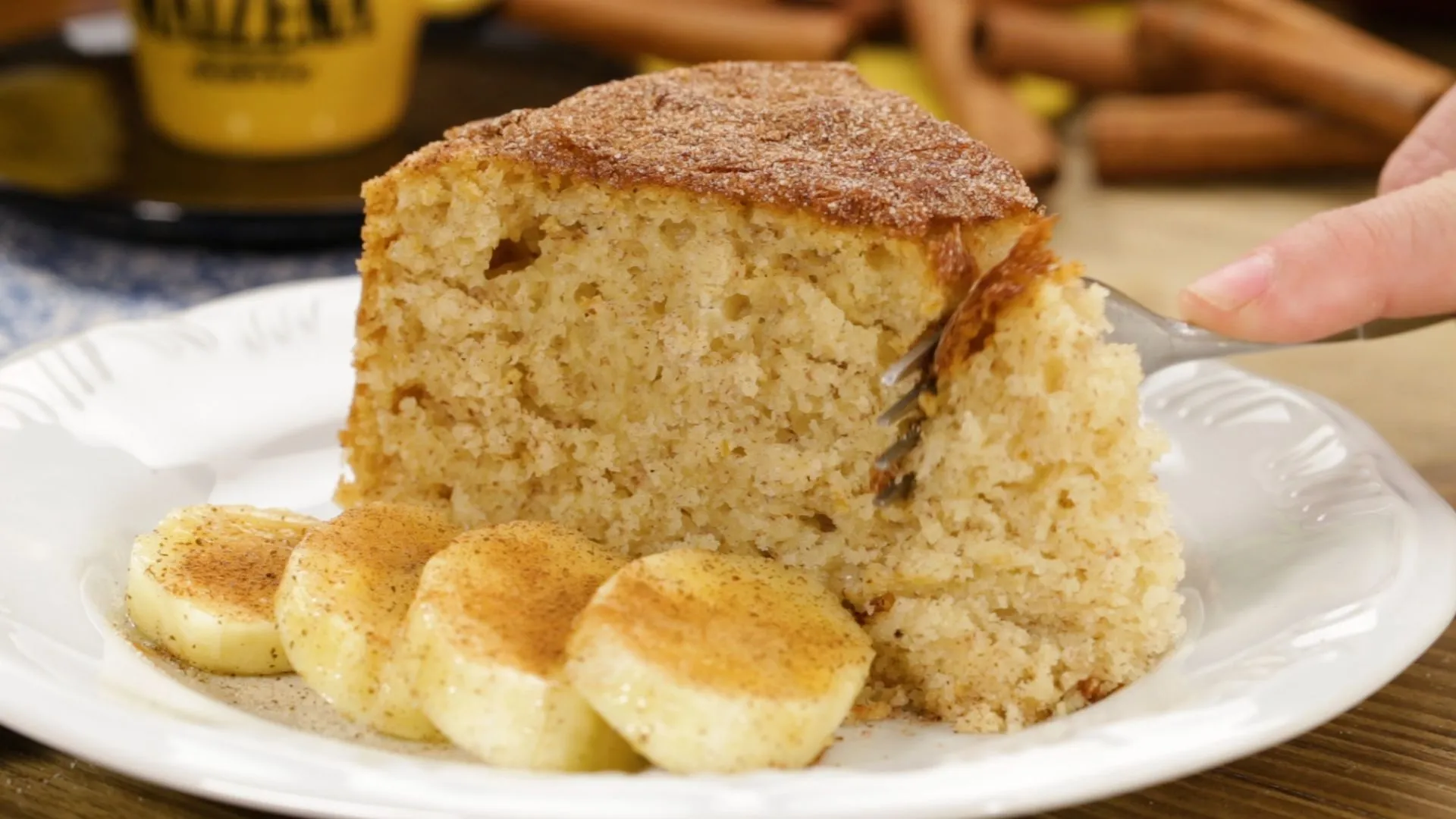 Bolo de Banana Caramelada com Canela e Castanhas Uma Doçura Úmida que Encanta