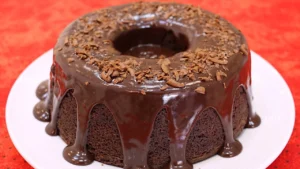 Bolo de Chocolate com Cobertura de Ganache e Frutas Vermelhas Uma Explosão de Sabor
