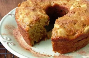 Bolo de Maçã de Liquidificador com Canela e Nozes Um Sabor Caseiro que Derrete na Boca