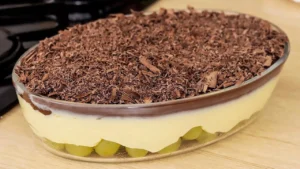Bombom de Travessa Cremoso com Chocolate e Amendoim Uma Facilidade que Delicia