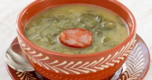 Caldo Verde Rústico com Linguiça e Batata-Doce Um Conforto Quente que Aquece o Coração