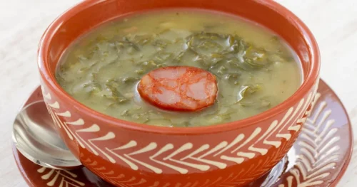 Caldo Verde Rústico com Linguiça e Batata-Doce Um Conforto Quente que Aquece o Coração