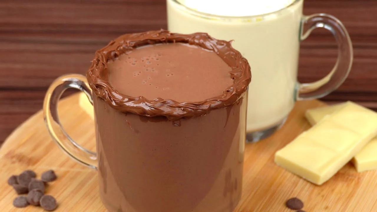Chocolate Quente Cremoso com Canela e Chantilly Um Conforto Quente que Aquece a Alma