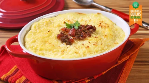 Escondidinho de Carne Moída Cremoso com Queijo e Ervas Um Sabor Reconfortante que Abraça