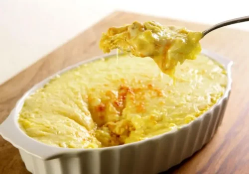 Frango Cremoso Suculento com Cogumelos e Manjericão Uma Textura Rica que Encanta
