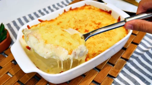Gratinado de Frango Cremoso com Queijo e Alecrim Um Sabor Dourado que Aquece