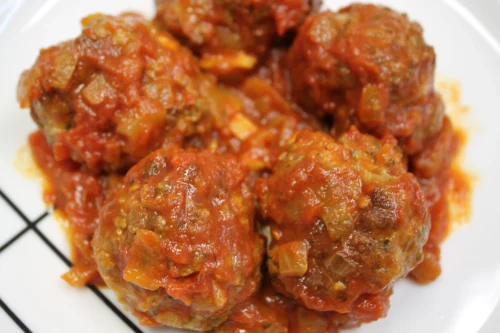 Almôndegas Suculentas com Molho de Tomate e Ervas Um Sabor Caseiro que Conforta