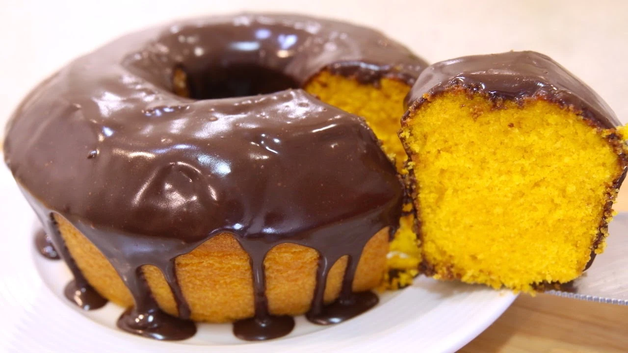 Bolo de Cenoura Úmido com Cobertura de Chocolate e Nozes Um Contraste Irresistível que Aquece