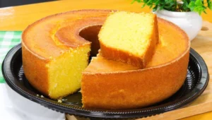 Bolo de Fubá Rústico com Erva-Doce e Calda de Guaraná: Um Sabor Adocicado que Encanta