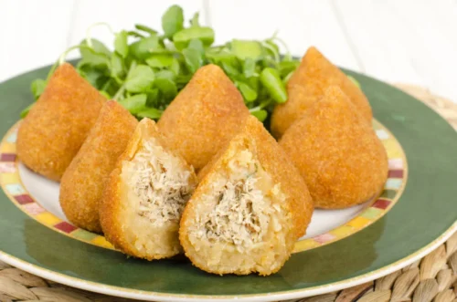 Coxinha Crocante com Frango e Requeijão Um Sabor Suculento que Conquista