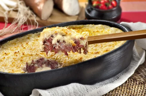 Escondidinho de Carne Seca Cremoso com Catupiry e Cebolinha Um Sabor Defumado que Conquista