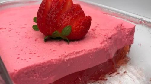 Gelatina ao Creme Leve com Morangos e Calda de Frutas Vermelhas Um Sabor Frutado que Refresca