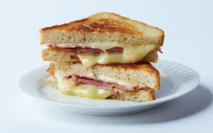 Lanche Rápido Confortante com Queijo e Presunto Uma Praticidade que Aquece