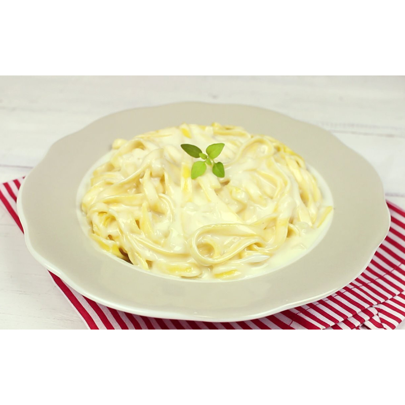Molho Branco Simples Cremoso com Noz-Moscada e Ervas Uma Versatilidade Suave que Eleva