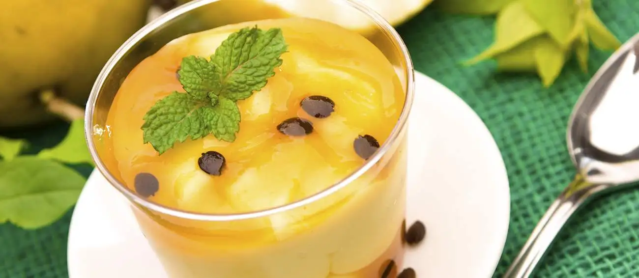 Mousse de Maracujá Cremosa com Calda de Frutas Cítricas Um Sabor Tropical que Refresca