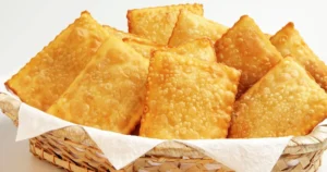 Pastel de Forno Crocante com Queijo e Calabresa Um Sabor Caseiro que Aquece