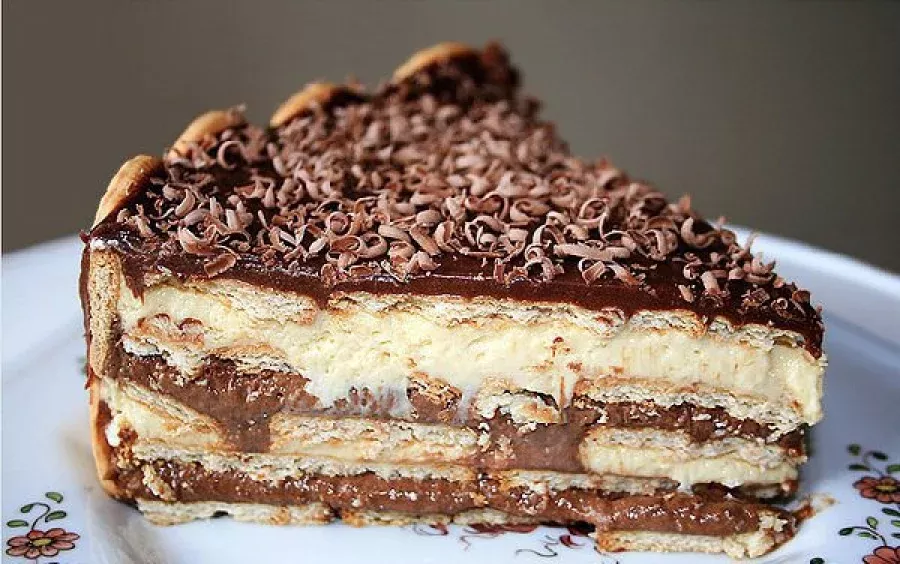 Pavê de Chocolate Cremosos com Camadas de Café e Chantilly Um Sabor Irresistível que Encanta