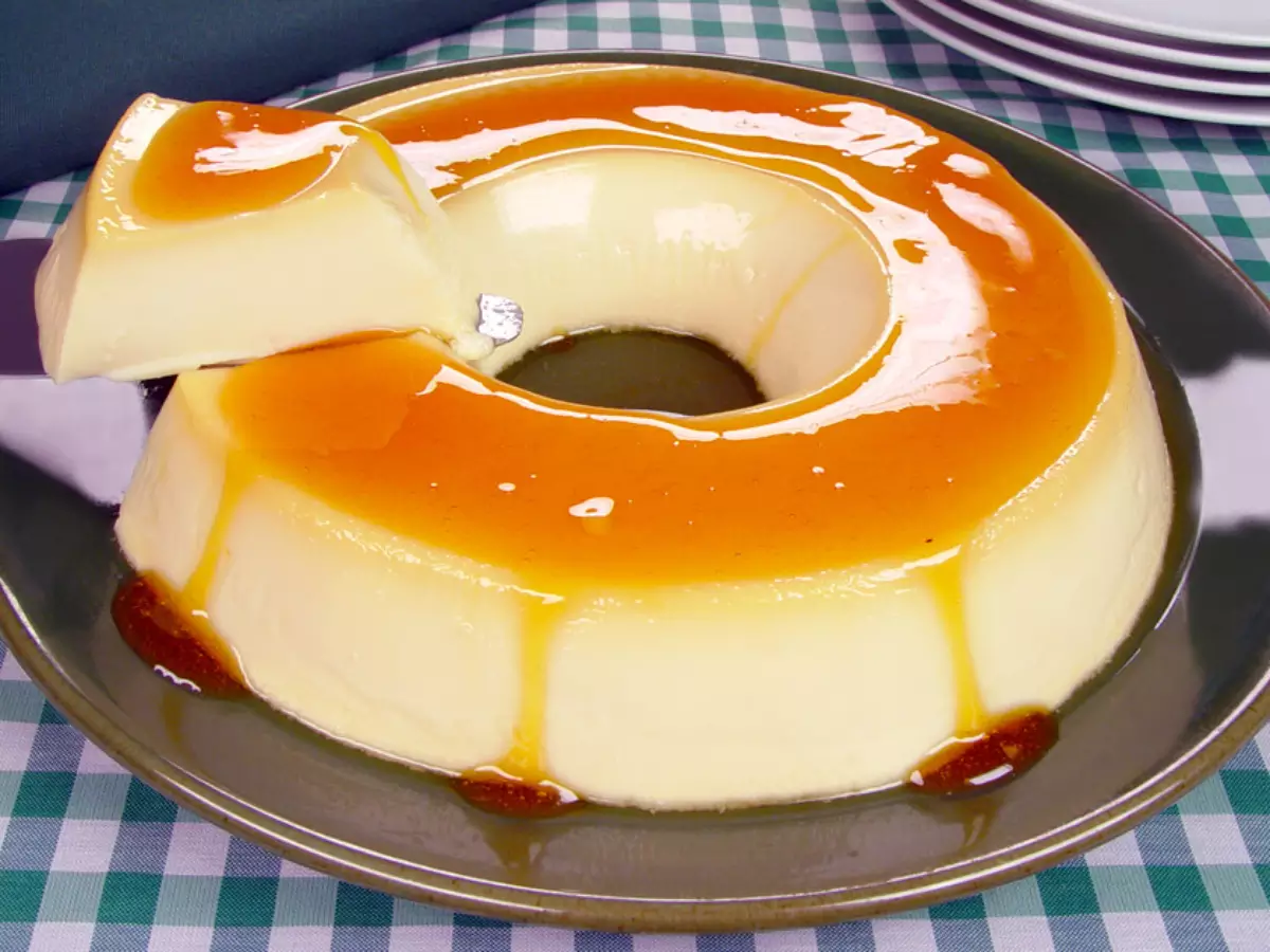 Pudim de Leite em Pó Aveludado com Calda de Caramelo e Canela Um Sabor Tradicional que Acolhe