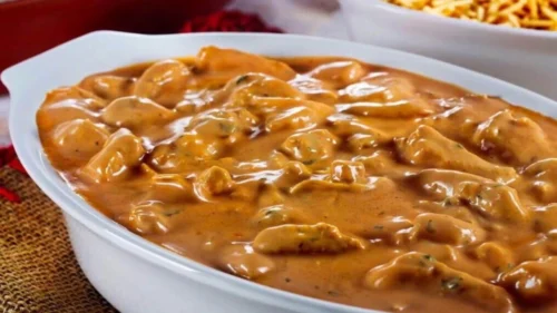Strogonoff de Carne Cremoso com Mostarda e Cogumelos: Um Sabor Robusto que Conforta