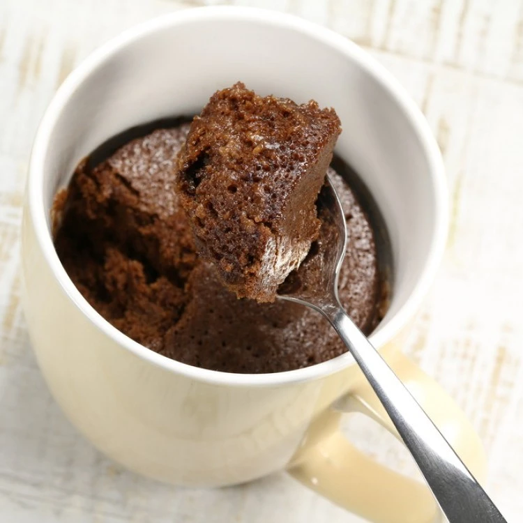 Bolo de Caneca no Micro-ondas com Chocolate e Amêndoas Um Doce Rápido e Irresistível
